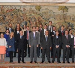 Don Felipe junto a los ganadores del Fondo de Emprendedores Fundación Repsol y miembros del jurado